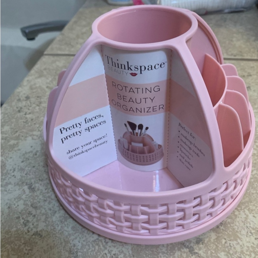 New! “Thinkspace Beauty” Rotating PinK Color Beauty Organizer. 14 Compartments